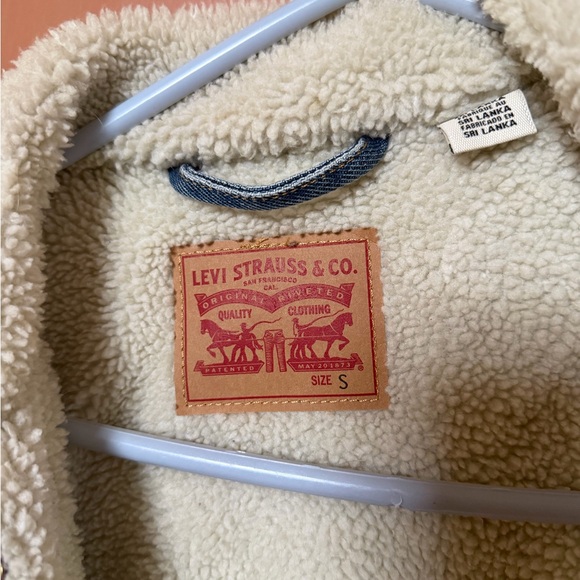Levi's Classic Blue Denim Jacket with Sherpa Lining - Picture 2 of 3